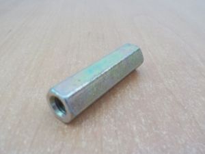 Regulační matice mezi táhla ruční brzdy